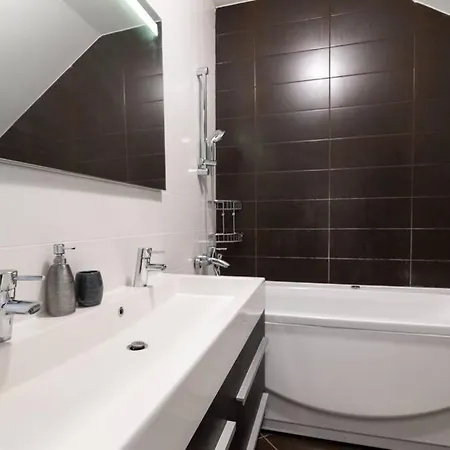 Zara 2-Bedroom Apartment With Terrace&Backyard *