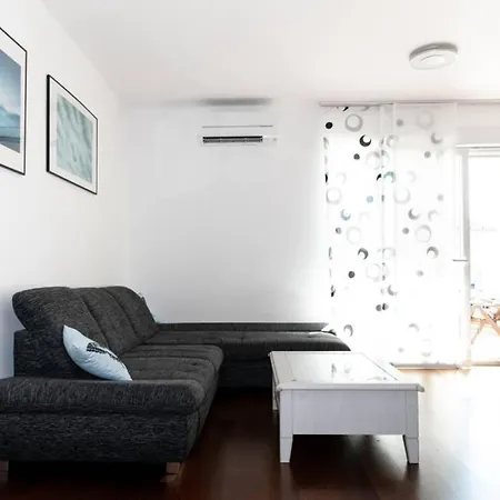 Zara 2-Bedroom Apartment With Terrace&Backyard *