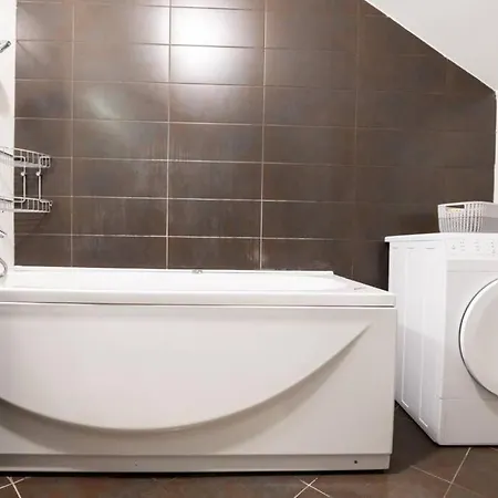 Zara 2-Bedroom Apartment With Terrace&Backyard *
