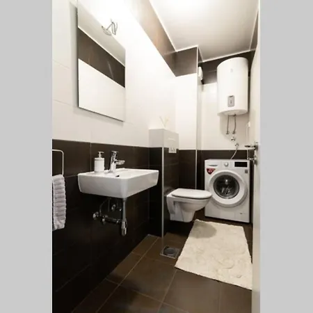 Daire Zara 2-Bedroom Apartment With Terrace&Backyard *
