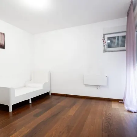 Daire Zara 2-Bedroom Apartment With Terrace&Backyard