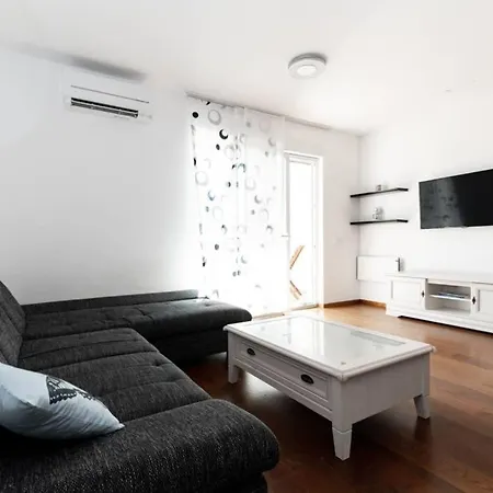 Daire Zara 2-Bedroom Apartment With Terrace&Backyard Zadar